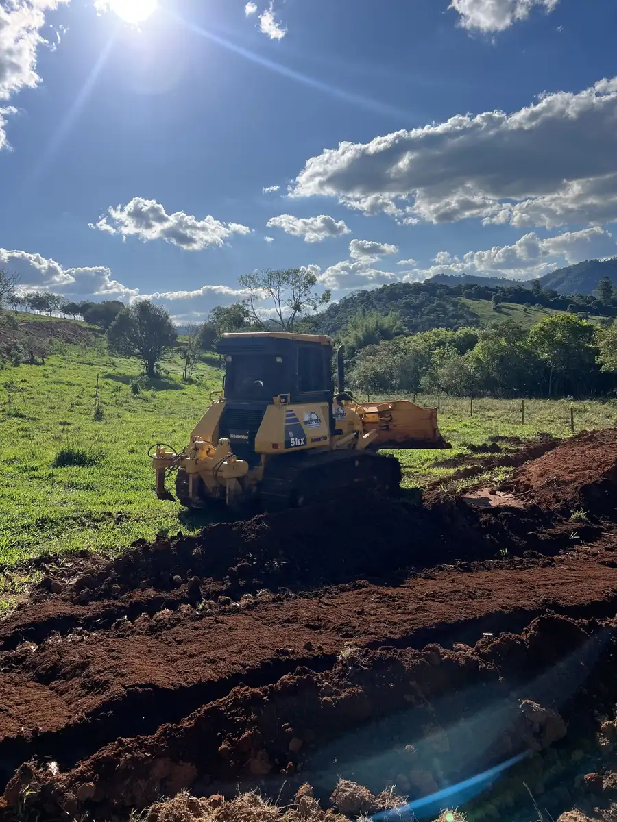 Terraplenagem concluída — plataformas niveladas no Macadâmia Eco Resort