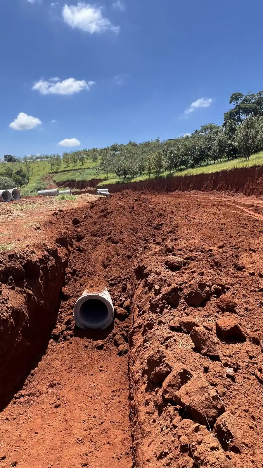 Rede de drenagem pluvial instalada no loteamento