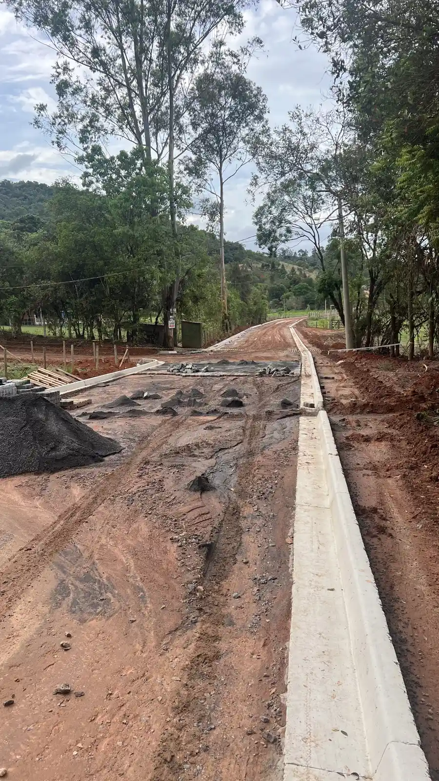 Meio-fio e sarjeta executados nas ruas do loteamento