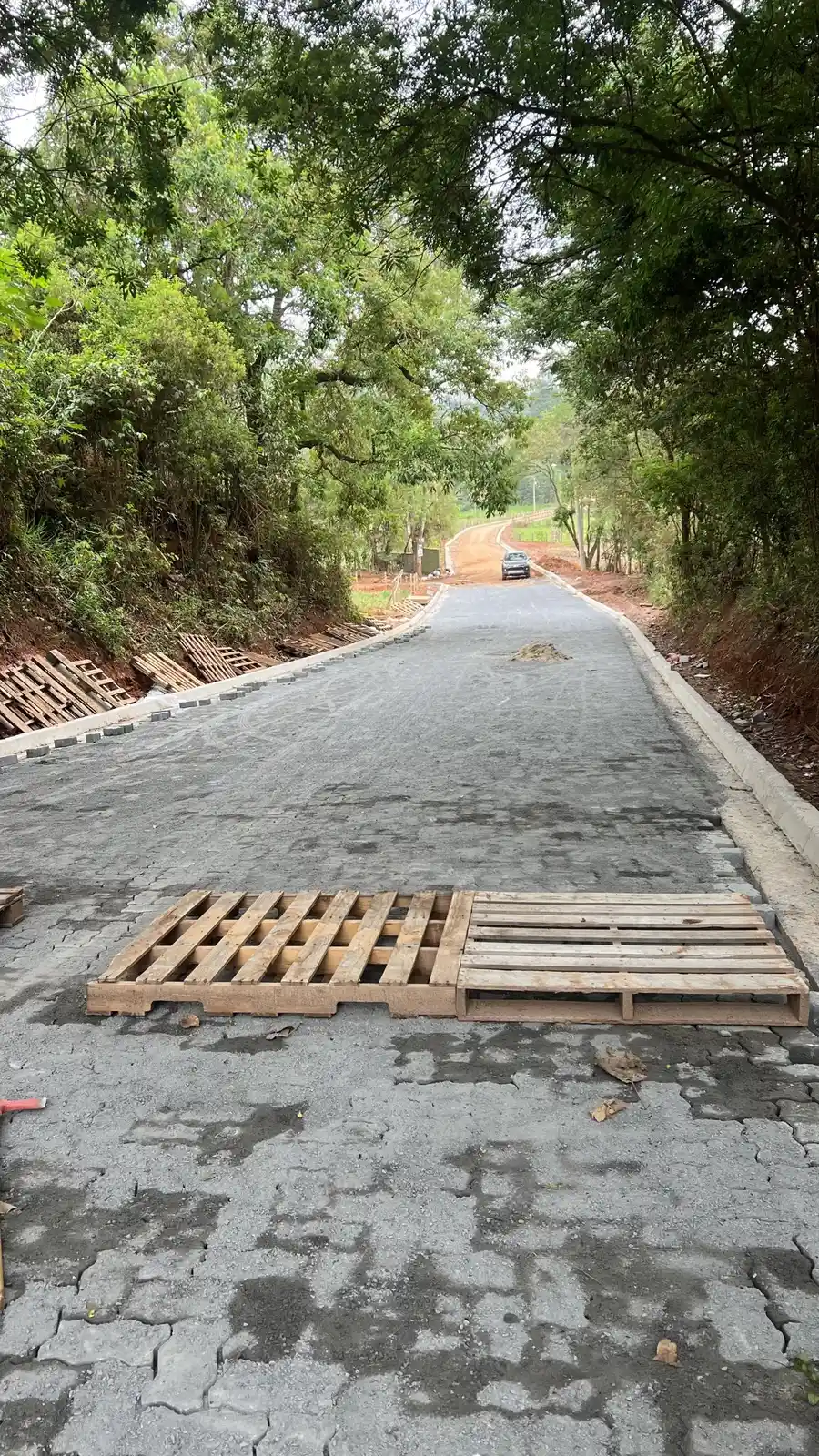 Calçamento sendo assentado nas ruas